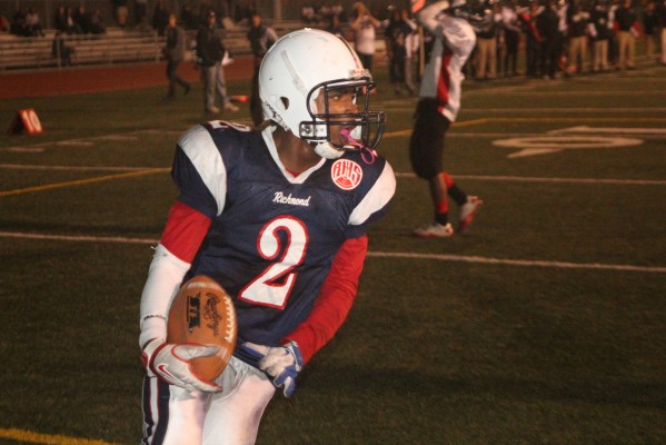 Deshawn Clark celebrates after catching a touchdown. The initial pass by the Oiler's quarterback Anthony Luna was tipped and fell into the hands of Clark. (Photo: Stephen Hobbs)