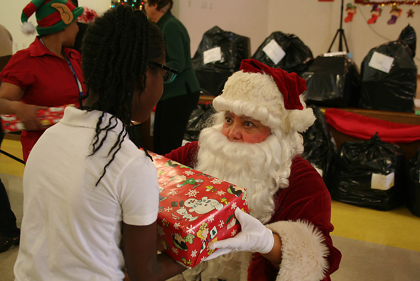 Santa returns to Verde Elementary in North Richmond - Richmond Confidential