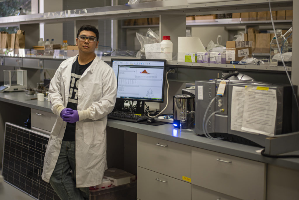 UC Berkeley Environmental Science, Policy and Management Ph.D. Student Robin Lopez at his lab. Photo By David Rodríguez.